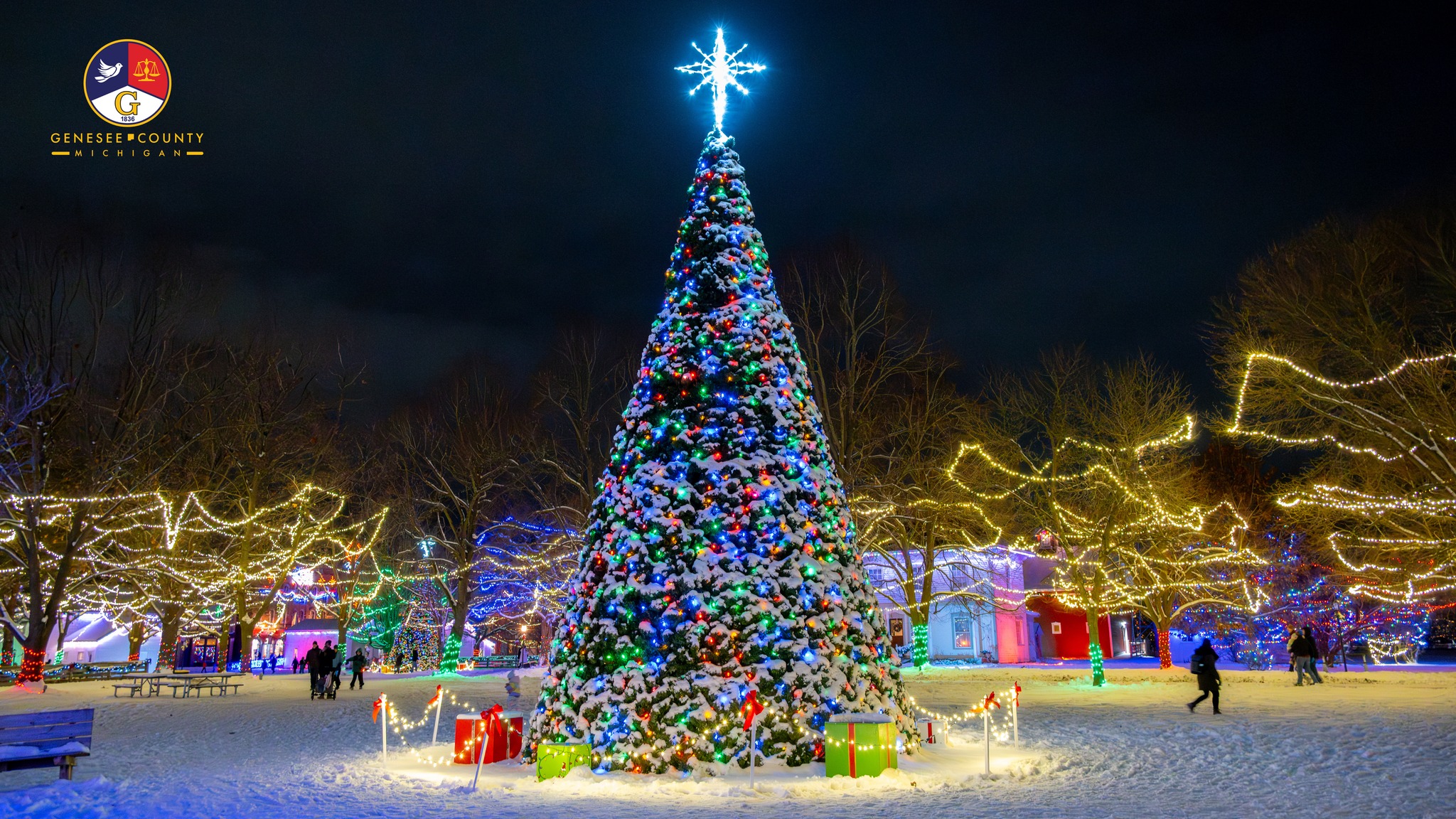 Huge Crowds Enjoying Christmas at Crossroads Village – 1836 Place